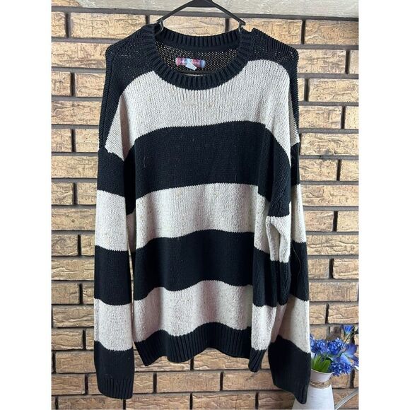 Urban Outfitters Sweaters - Urban outfitters‎ chunky black-and-white sweater